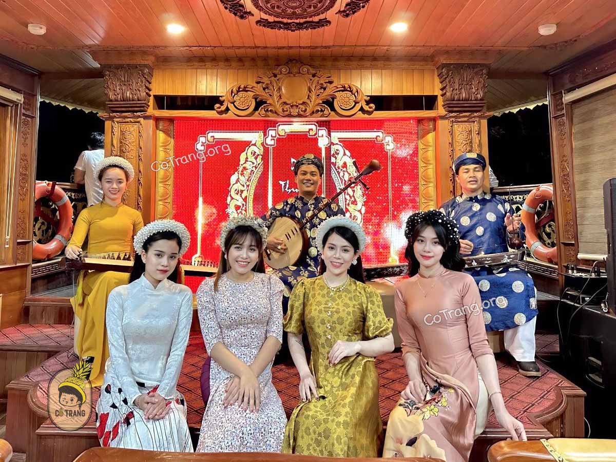 du thuyền trên sông hương