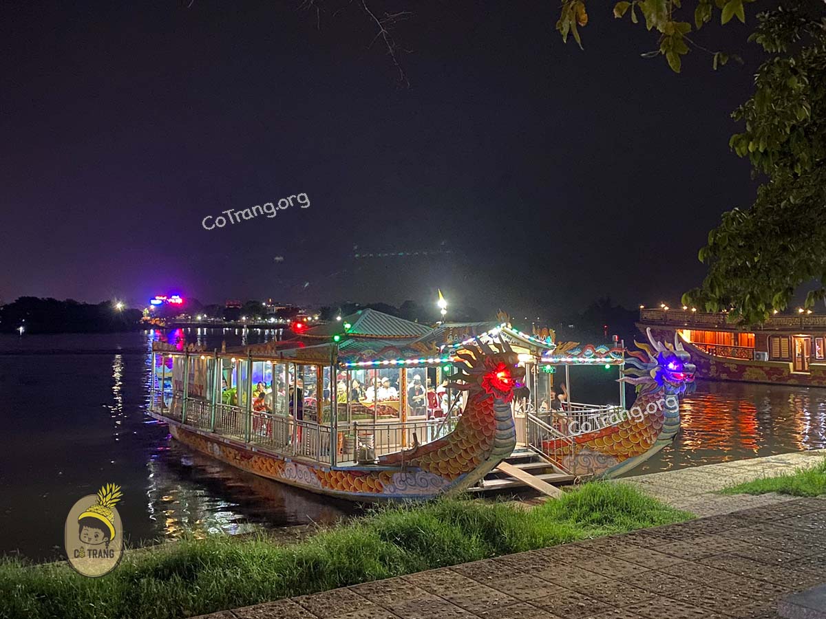 du thyền trên sông hương huế