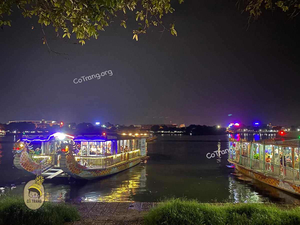 du thuyền trên sông hương huế